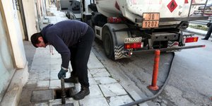 Υπάλληλος βάζει πετρέλαιο θέρμανσης σε κατοικία / επίδομα θέρμανσης