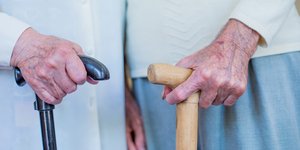 υπερήλικες με μπαστούνι 