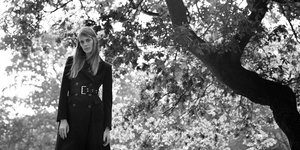 γυναίκα με μαύρο παλτό από τη συλλογή Zara