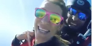 Η Ζέτα Δούκα κάνει ελεύθερη πτώση με τον σύντροφό της