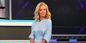 Η Ζέτα Μακρυπούλια με μπλε φόρεμα ZARA στο Ρουκ Ζουκ 