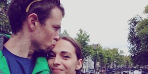 Ενας άνδρας με γυαλιά ηλίου στο κεφάλι φιλάει στο μέτωπο την σύντροφό του