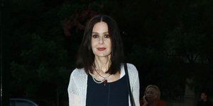 Η ηθοποιός Κάτια Δανδουλάκη με μπλε φόρεμα και λευκή ζακέτα