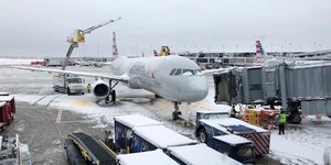 Αεροσκάφος της American Airlines στο αεροδρόμιο του Σικάγο στη διάρκεια χιονοθύελλας το 2018
