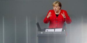 H Γερμανίδα καγκελάριος Άνγκελα Μέρκελ στο βήμα της Μπούντεσταγκ 