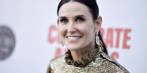 Η ηθοποιός Ντέμι Μουρ με χρυσό φόρεμα