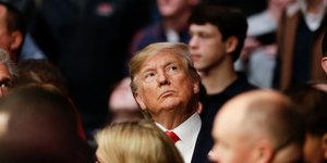 Ο Ντόναλντ Τραμπ με αυστηρό ύφος σε αγώνα πάλης 