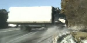 To φορτηγό πέρασε μόλις λίγα εκατοστά από τα τρία άτομα στο Ιλινόι