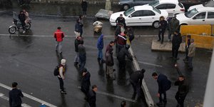 Διαδηλωτές έστησαν μπλόκα σε κεντρικούς δρόμους μεγαλουπόλεων στο Ιράν