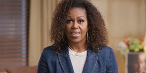 Η Μισέλ Ομπάμα με τζιν σακάκι