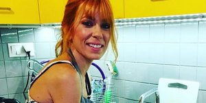 Η Μυρτώ Αλικάκη στην κουζίνα του σπιτιού της