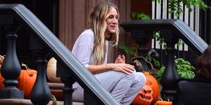 Η Σάρα Τζέσικα Πάρκερ στην είσοδο του σπιτιού της μπροστά σε κολοκύθες