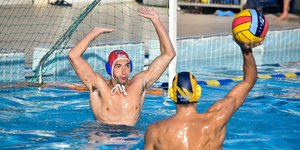 Ο Αδαμάντιος Μαντής στο τέρμα απέναντι σε αντίπαλο στο πόλο