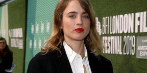 Η Αντέλ Ενέλ με λευκό πουκάμισο και μαύρο σακκάκι