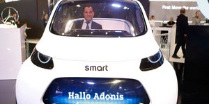 Το νέο smart χαιρετά τον Άδωνι Γεωργιάδη στα γερμανικά, στην έκθεση «Αυτοκίνηση»
