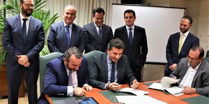Γεωργιάδης με κυβερνητικά στελέχη, υπογράφουν χαρτιά