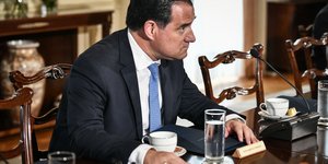 Αδωνις Γεωργιάδης στο πλάι με καφέ