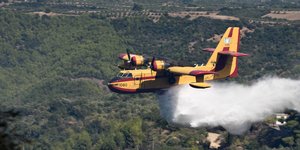 Αεροπλάνο ρίχνει νερό