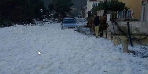 Η κακοκαιρία «Βικτώρια» έντυσε στα λευκά την παραλία των Οθωνών