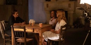 Οι ηθοποιοί «Άγριες μέλισσες» σε σκηνή από τη σειρά