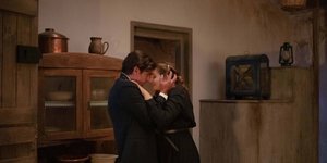 Ο Λάμπρος και η Ελένη σε σκηνή από τις «Άγριες Μέλισσες»