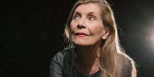 γυναικα κοιταζει πλαγια 