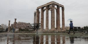 Νερά από βροχή στις Στύλες Ολυμπίου Διός