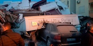 Αυτοκίνητο κάτω από συντρίμμια