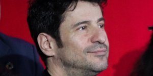 Αλέξης Γεωργούλης σε κόκκινο φόντο