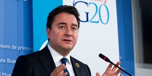 Ο Αλί Μπαμπατζάν σε ομιλία