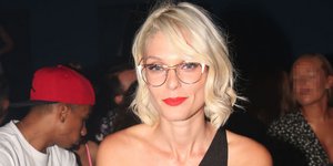 Η Αναστασία Περράκη με γυαλιά κάθεται