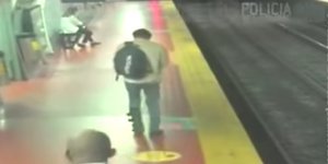 Ανδρας σε αποβάθρα του μετρό