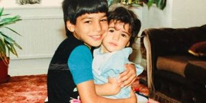 Ο Ανδρέας Γεωργίου σε παιδική ηλικία με την ξαδέρφη του