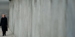 Η Ανγκελα Μέρκελ δίπλα σε κομμάτι του Τείχους του Βερολίνου