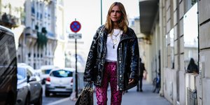 Γυναίκα περπατά στον δρόμο
