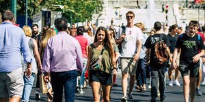 Ανθρωποι περπατάνε στον δρόμο