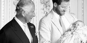 πρίγκιπας Κάρολος με πρίγκιπα Χάρι και τον μικρό Άρτσι στην αγκαλιά του