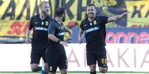 Οι παίκτες του Αρη πανηγυρίζουν γκολ επί του Αστέρα Τρίπολης