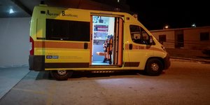 Ασθενοφόρο έξω από νοσοκομείο τη νύχτα
