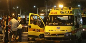 Ασθενοφόρο με κόσμο δίπλα τη νύχτα