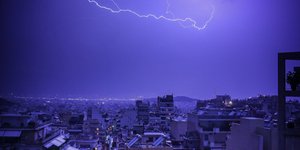 Αστραπές στην Αθήνα τη νύχτα