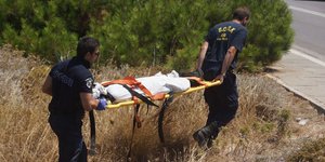 Αστυνομικοί μεταφέρουν με φορείο τραυματία