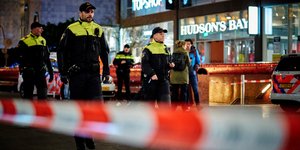 Αστυνομικοί στο κέντρο της Χάγης μετά την επίθεση με μαχαίρι