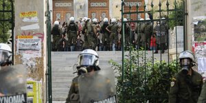 Διμοιρία ΜΑΤ έξω από την ΑΣΟΕΕ