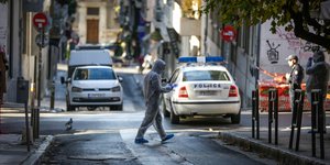 Αστυνομικοί και περιπολικό στον δρόμο