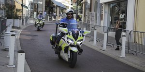 Αστυνομικός σε μηχανή στη Γαλλία