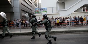 Αστυνομικός τρέχει με το όπλο στο χέρι