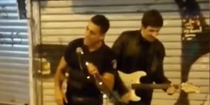 Αστυνομικός τραγουδά στο Μοναστηράκι
