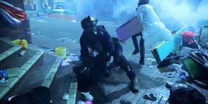 Αστυνομικός με μάσκα σε επεισόδια στο Χονγκ Κονγκ