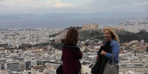 Γυναίκες στην συννεφιασμένη Αθήνα